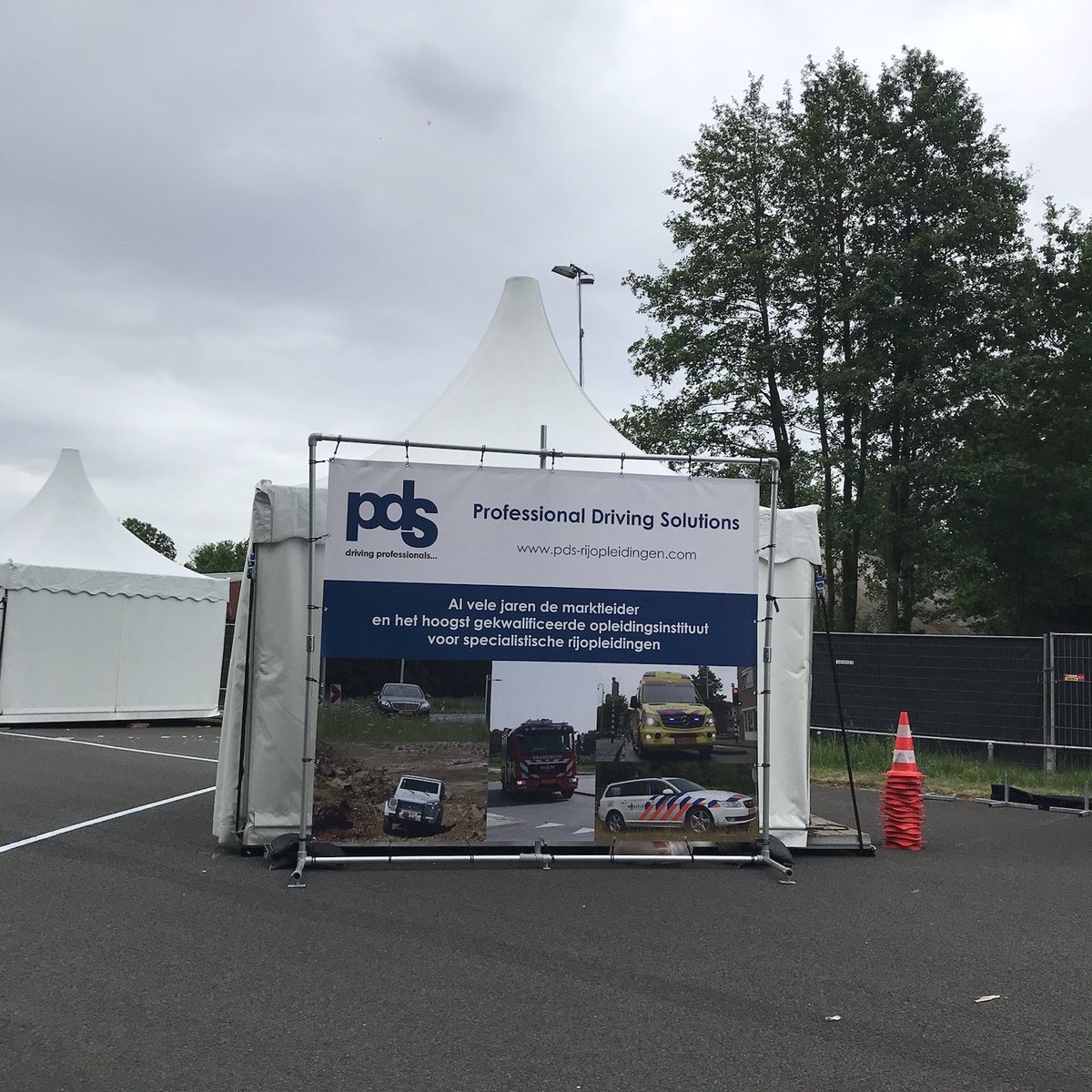 PDSRijopleiding's tweet photo. Druk bezig met opbouwen van onze stand op de vakbeurs @Exporic. 🔨 

Bezoek jij de stand van #pdsrijopleidingen op woensdag 18 en/of donderdag 19 mei? Doe dan meteen een gooi naar de titel ‘De beste #chauffeur van het event’. Tot morgen of overmorgen! 👋 https://t.co/EanAQ0o5fC