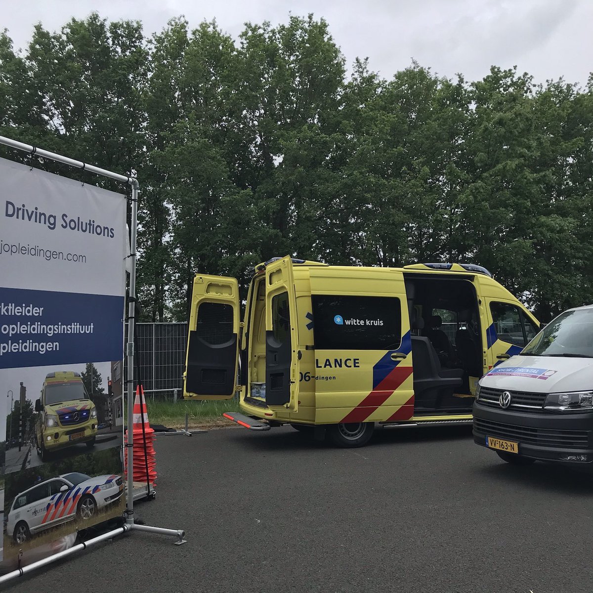 PDSRijopleiding's tweet photo. Druk bezig met opbouwen van onze stand op de vakbeurs @Exporic. 🔨 

Bezoek jij de stand van #pdsrijopleidingen op woensdag 18 en/of donderdag 19 mei? Doe dan meteen een gooi naar de titel ‘De beste #chauffeur van het event’. Tot morgen of overmorgen! 👋 https://t.co/EanAQ0o5fC