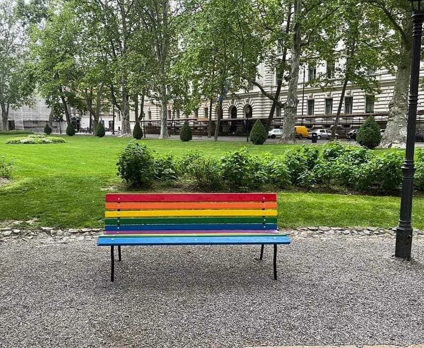 NLjevica's tweet photo. ✊ Međunarodni dan borbe protiv homofobije, transfobije i bifobije 🏳️‍🌈

Ponosno stojimo uz LGBTIQ+ zajednicu. Za društvo bez diskriminacije i mržnje, za društvo jednakih, a ne jednakijih. Grad Zagreb je tim povodom na Zrinjevcu postavio klupu u duginim bojama. https://t.co/XNPQkDpfSv