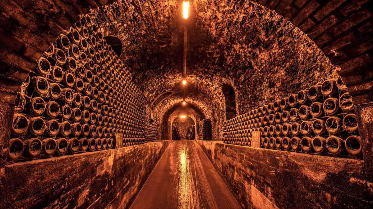 wineworldnews's tweet photo. The Glory of Aged Champagne- Why laying down Champagne is something worth considering https://t.co/0rpHaMLr5i from @PixWine #champagne  @Champagne @sparklingwinos @sparklingonline @gobmagfizz @_Billecart @BollingerUK @krugchampagneus @RealABP @ChampagneBP_eng @FitzWineUK https://t.co/ej86LLD47G