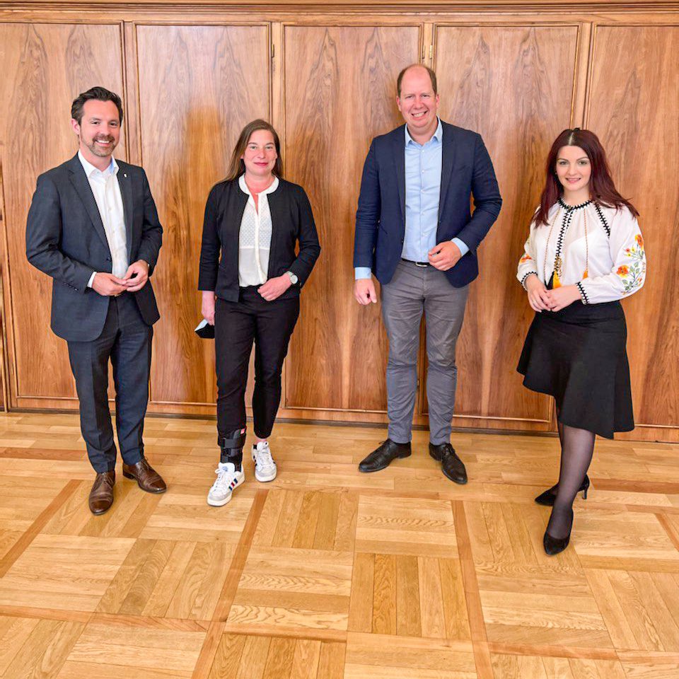 Bei unserem Antrittsbesuch im Roten Rathaus bei @amtrasnea und @FischerSeverin konnten wir unter anderem über die Unterstützung der in Berlin ankommenden Menschen aus der Ukraine sprechen. Berlin ist motiviert und hat sich viel vorgenommen, wir sind gerne dabei 🙏