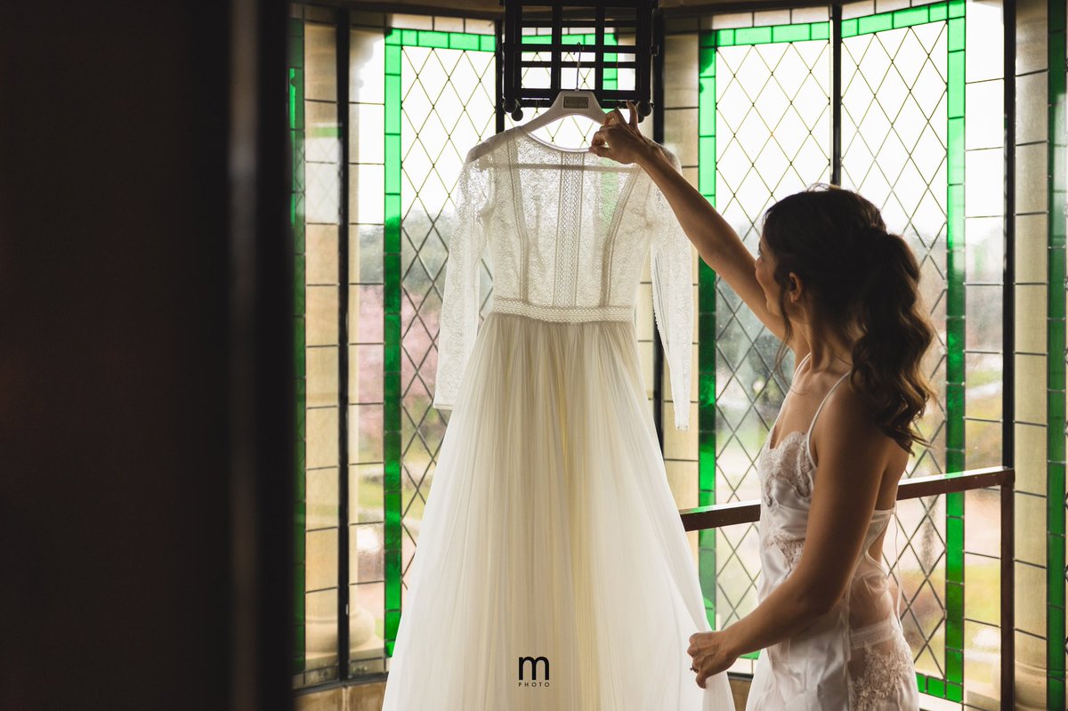 mariotrueba's tweet photo. Uno de los privilegios que tengo como fotógrafo de bodas es conocer, antes que el novio y los invitados, el mayor secreto de las novias. Luisa eligió un vestido de @Rosa_Clara con el que lucía espectacular 😍 ¿no lo crees? https://t.co/coIAUsCuNW