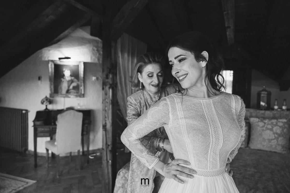 mariotrueba's tweet photo. Uno de los privilegios que tengo como fotógrafo de bodas es conocer, antes que el novio y los invitados, el mayor secreto de las novias. Luisa eligió un vestido de @Rosa_Clara con el que lucía espectacular 😍 ¿no lo crees? https://t.co/coIAUsCuNW