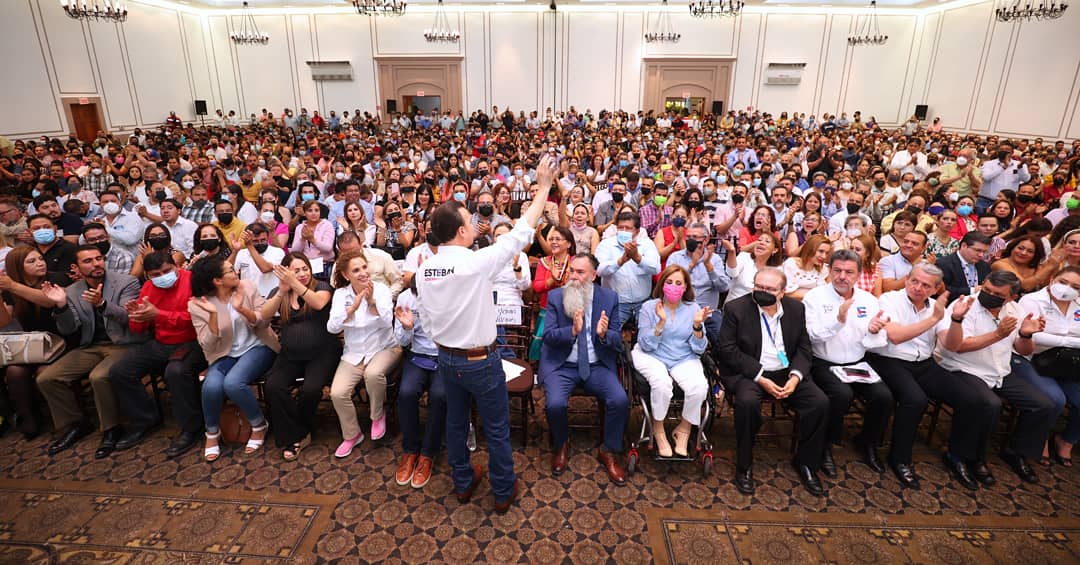 EVillegasV's tweet photo. Mi compromiso con el sector educativo es grande, por eso, seré un aliado de las y los maestros para garantizarles mejores condiciones laborales. Así como generar mayor aprendizaje para todas y todos nuestros estudiantes de Durango. #DefendamosDurango #ConTrabajoYValor #VaXDurango https://t.co/KEdKMvB1cS