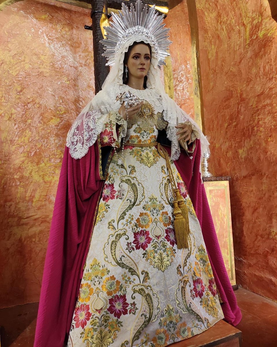 SantaCruzRonda's tweet photo. María Santísima de Caridad y Esperanza, ataviada en este mes de mayo. Tiempo de Pascua en el que reflexionamos sobre la experiencia de la Pasión a través de los ojos de nuestra bendita Madre implorando su Caridad y su Esperanza

¡Reina del Cielo, alégrate, Aleluya!

#CruzyCaridad https://t.co/yhhkWHyxfY