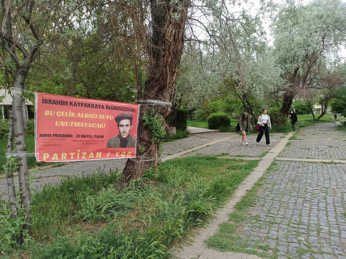Partizan (<a href="/PartizanAnkara1/">Partizan Ankara</a>) ile birlikte Devrim Stadı,ODTÜ kampüsü ve 100.yıl mahallesine astığımız ozalitlerle Komünist Önder İbrahim Kaypakkaya’yı sahiplenme ve gerçekleştireceğimiz anmaya katılma çağırısı yaptık.
Onu Anmak Savaşmaktır! İbrahim Kaypakkaya Ölümsüzdür!