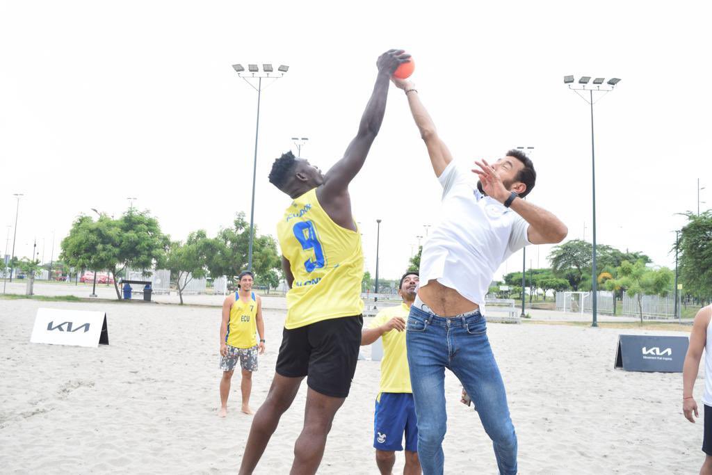 DeporteEc's tweet photo. ¡Vivimos de cerca el deporte!

Luego de un fructífero diálogo con los jugadores del balonmano  nacional, el Ministro @SebasPalaciosSP comparte en la cancha con los deportistas tricolores. 

#EcuadorTieneHinchas 
#JuntosCumplimos 

🇪🇨🤩👏🏽 https://t.co/mBMMgSOxfZ