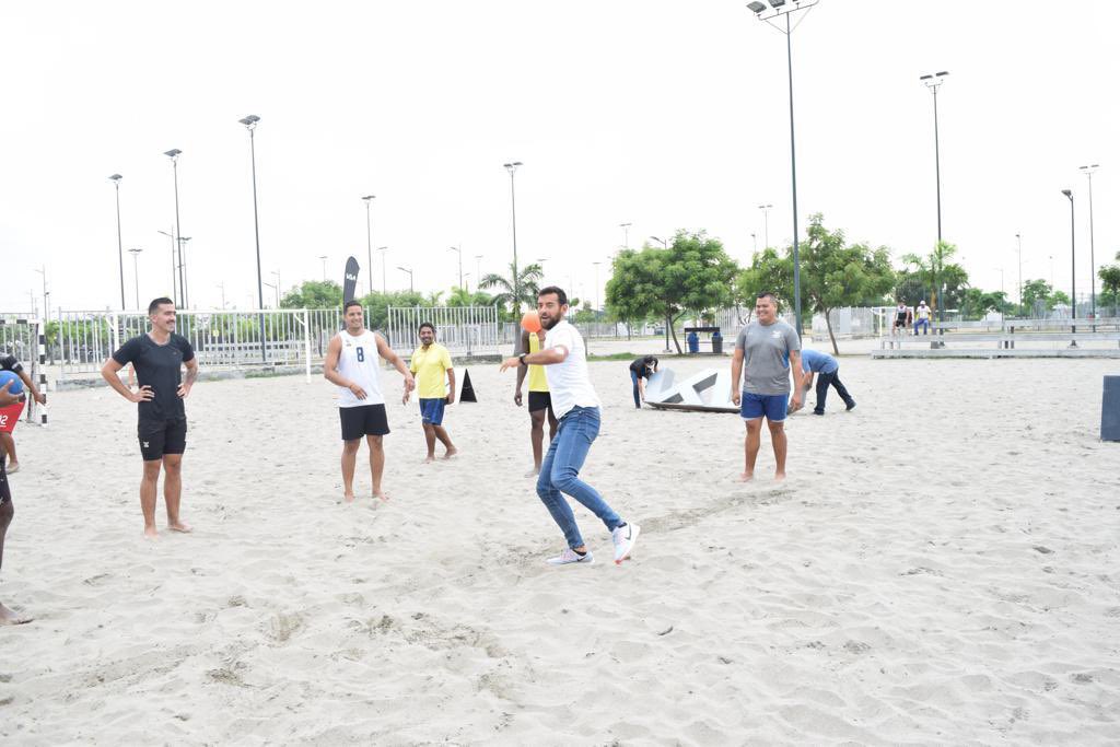 DeporteEc's tweet photo. ¡Vivimos de cerca el deporte!

Luego de un fructífero diálogo con los jugadores del balonmano  nacional, el Ministro @SebasPalaciosSP comparte en la cancha con los deportistas tricolores. 

#EcuadorTieneHinchas 
#JuntosCumplimos 

🇪🇨🤩👏🏽 https://t.co/mBMMgSOxfZ