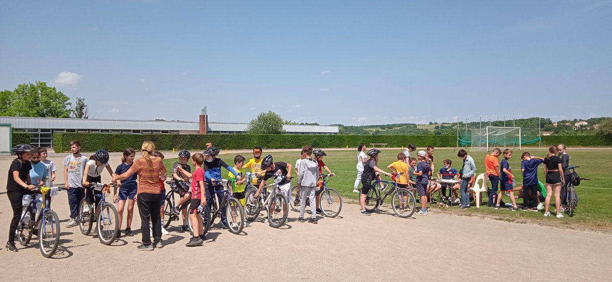 CollegeCasteret's tweet photo. Tour académique du patrimoine à vélo . Cette semaine @CollegeCasteret  s'engage dans cet événement de @acpoitiers avec dynamisme, vitalité, jovialité. Cyclistes, coureurs, commissaires de course, chacun son rôle. 👏à tous les 6e, sous le ☀️#EPS @jcthevenot https://t.co/a4TO7e76gZ