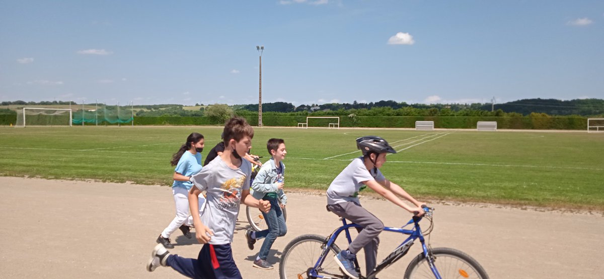 CollegeCasteret's tweet photo. Tour académique du patrimoine à vélo . Cette semaine @CollegeCasteret  s'engage dans cet événement de @acpoitiers avec dynamisme, vitalité, jovialité. Cyclistes, coureurs, commissaires de course, chacun son rôle. 👏à tous les 6e, sous le ☀️#EPS @jcthevenot https://t.co/a4TO7e76gZ