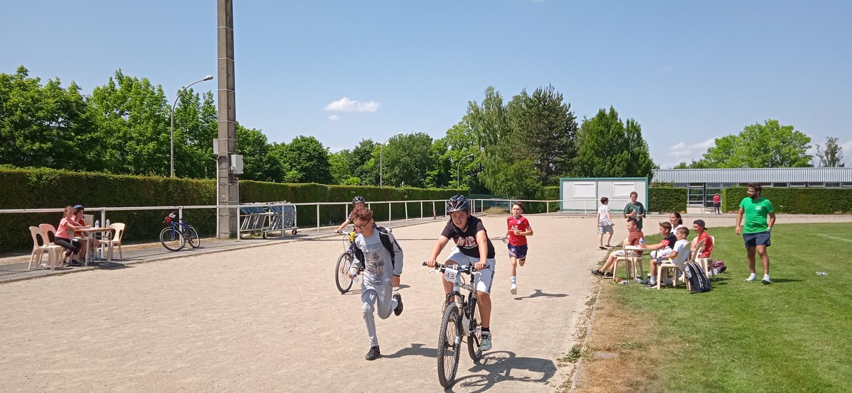 CollegeCasteret's tweet photo. Tour académique du patrimoine à vélo . Cette semaine @CollegeCasteret  s'engage dans cet événement de @acpoitiers avec dynamisme, vitalité, jovialité. Cyclistes, coureurs, commissaires de course, chacun son rôle. 👏à tous les 6e, sous le ☀️#EPS @jcthevenot https://t.co/a4TO7e76gZ