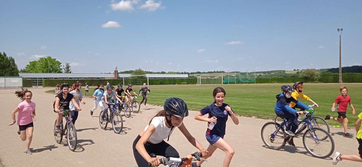 CollegeCasteret's tweet photo. Tour académique du patrimoine à vélo . Cette semaine @CollegeCasteret  s'engage dans cet événement de @acpoitiers avec dynamisme, vitalité, jovialité. Cyclistes, coureurs, commissaires de course, chacun son rôle. 👏à tous les 6e, sous le ☀️#EPS @jcthevenot https://t.co/a4TO7e76gZ