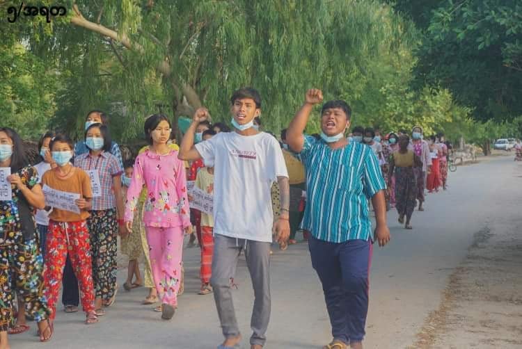 MizzimaNews's tweet photo. အရာတော်မြို့နယ် ကျေးရွာလူထုသပိတ်စစ်ကြောင်း
===================

အရာတော်မြို့နယ် ကျေးရွာလူထုသပိတ်စစ်ကြောင်းသို့မုံရွာပင်မသပိတ်မှ ကိုသန်းကျော်ဦးလာရောက်ပူးပေါင်းဝန်းရံပြီး မေလ၁၇ရက်နေ့တွင် အရာတော်မြို့နယ်ကျေးရွာတစ်ရွာတွင် ဆန္ဒပြခဲ့ကျသည်။

#ဆန္ဒပြ
#PhotoNews
#Mizzima https://t.co/Hz6ceUctSb