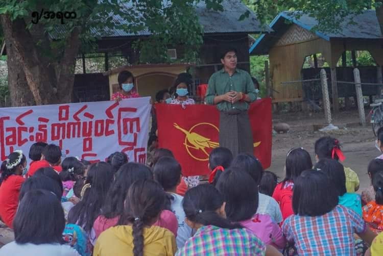 MizzimaNews's tweet photo. အရာတော်မြို့နယ် ကျေးရွာလူထုသပိတ်စစ်ကြောင်း
===================

အရာတော်မြို့နယ် ကျေးရွာလူထုသပိတ်စစ်ကြောင်းသို့မုံရွာပင်မသပိတ်မှ ကိုသန်းကျော်ဦးလာရောက်ပူးပေါင်းဝန်းရံပြီး မေလ၁၇ရက်နေ့တွင် အရာတော်မြို့နယ်ကျေးရွာတစ်ရွာတွင် ဆန္ဒပြခဲ့ကျသည်။

#ဆန္ဒပြ
#PhotoNews
#Mizzima https://t.co/Hz6ceUctSb