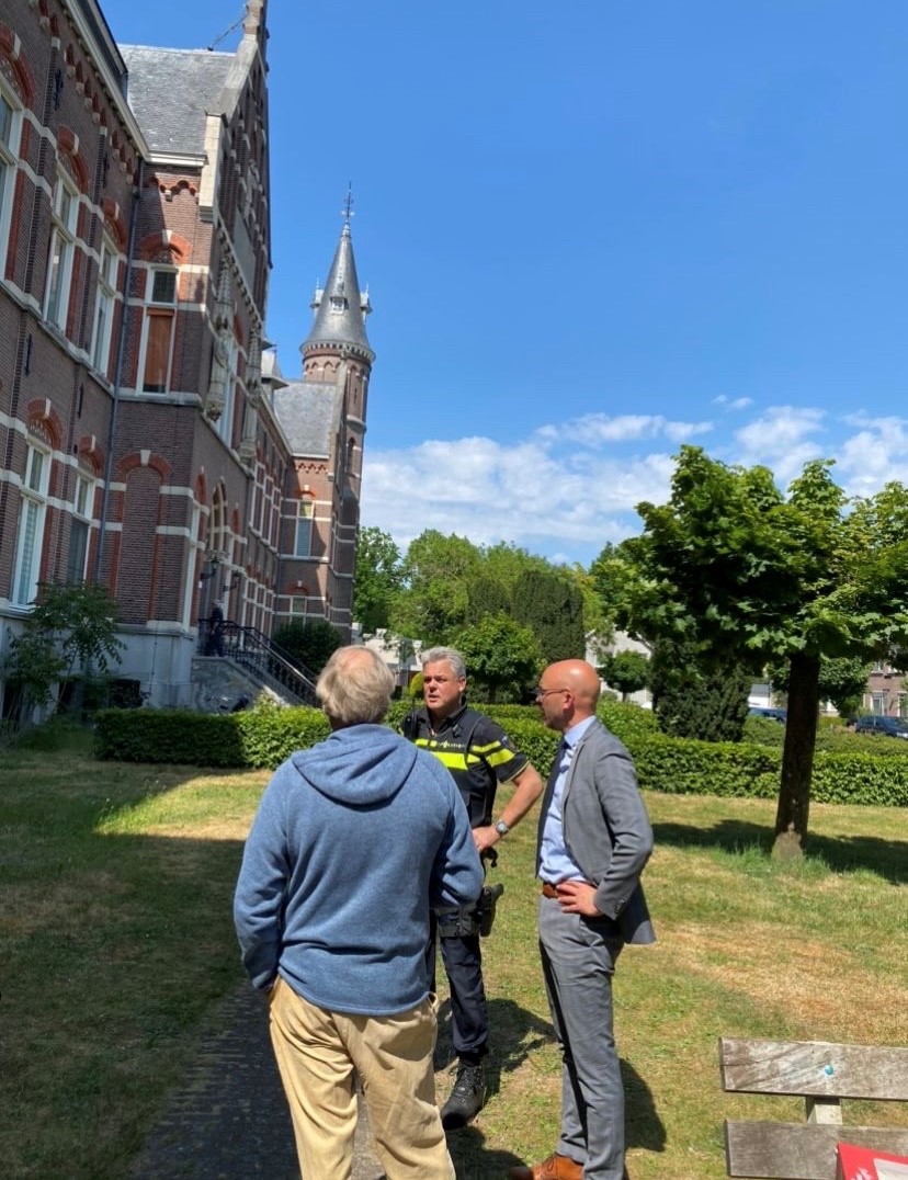 gem_StmGestel's tweet photo. Vandaag werd Monument Beekvliet in #SintMichielsgestel getroffen door een middelbrand met veel rook. Inmiddels is de brand geblust en de bewoners kunnen weer naar huis. Burgemeester @Hanlooijen bezocht de bewoners om ze een hart onder de riem te steken. https://t.co/BotIxZ22V5