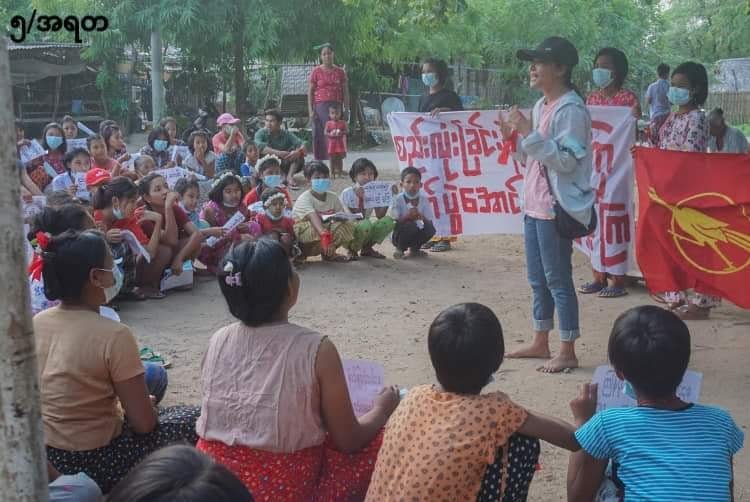 MizzimaNews's tweet photo. အရာတော်မြို့နယ် ကျေးရွာလူထုသပိတ်စစ်ကြောင်း
===================

အရာတော်မြို့နယ် ကျေးရွာလူထုသပိတ်စစ်ကြောင်းသို့မုံရွာပင်မသပိတ်မှ ကိုသန်းကျော်ဦးလာရောက်ပူးပေါင်းဝန်းရံပြီး မေလ၁၇ရက်နေ့တွင် အရာတော်မြို့နယ်ကျေးရွာတစ်ရွာတွင် ဆန္ဒပြခဲ့ကျသည်။

#ဆန္ဒပြ
#PhotoNews
#Mizzima https://t.co/QPQguqAqr3