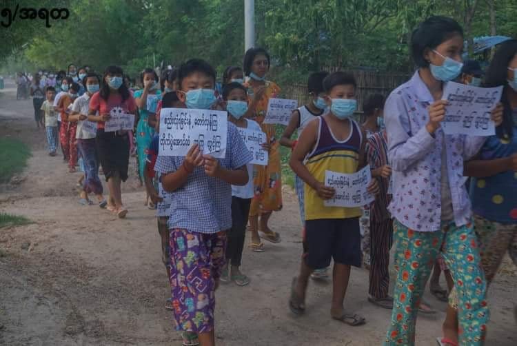 MizzimaNews's tweet photo. အရာတော်မြို့နယ် ကျေးရွာလူထုသပိတ်စစ်ကြောင်း
===================

အရာတော်မြို့နယ် ကျေးရွာလူထုသပိတ်စစ်ကြောင်းသို့မုံရွာပင်မသပိတ်မှ ကိုသန်းကျော်ဦးလာရောက်ပူးပေါင်းဝန်းရံပြီး မေလ၁၇ရက်နေ့တွင် အရာတော်မြို့နယ်ကျေးရွာတစ်ရွာတွင် ဆန္ဒပြခဲ့ကျသည်။

#ဆန္ဒပြ
#PhotoNews
#Mizzima https://t.co/QPQguqAqr3