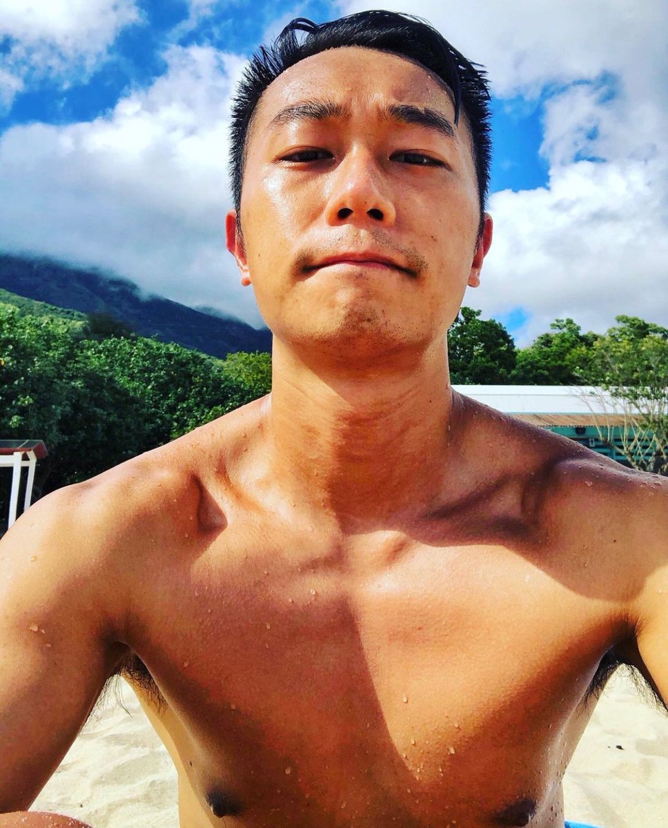 MenReporters's tweet photo. 葉昇瓚，陳書君，柳俊江，原來有共通點！真係��點，一樣都有lin毛🤣😝好多毛好正！

#香港男主播 #香港男記者 #gayhk #hkgay #西裝控 #眼鏡控 #香港仔仔 #hkboy #hairy #胸毛 https://t.co/zk10q4U0xT