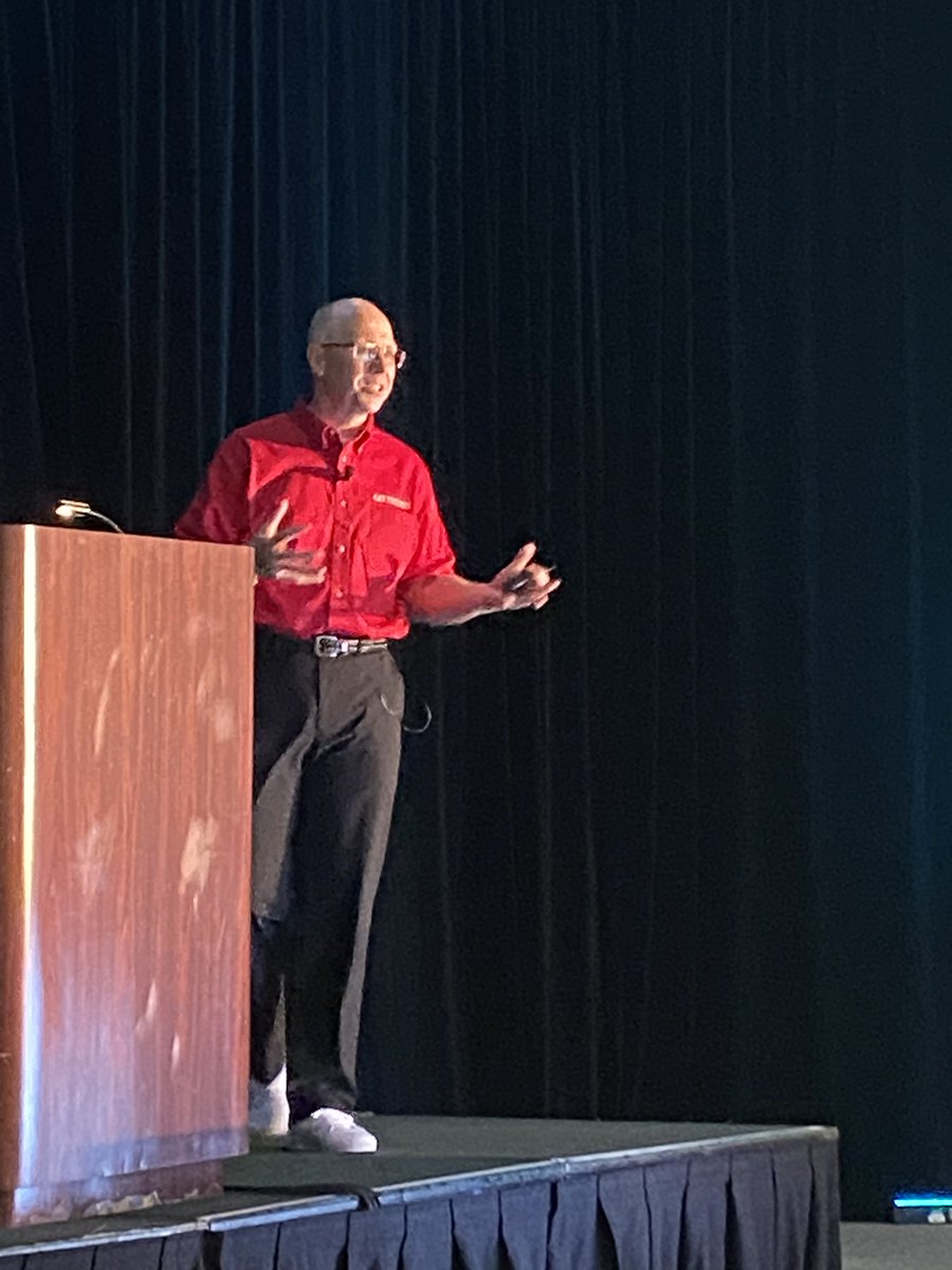 ICMATweets's tweet photo. Eric Virostek, Senior Product Manager at @GieseckeNews, speaking with EXPO attendees on smartcard recycling! #AllAboutTheCard

#cardindustry #sustainability https://t.co/xTjD8fe21P