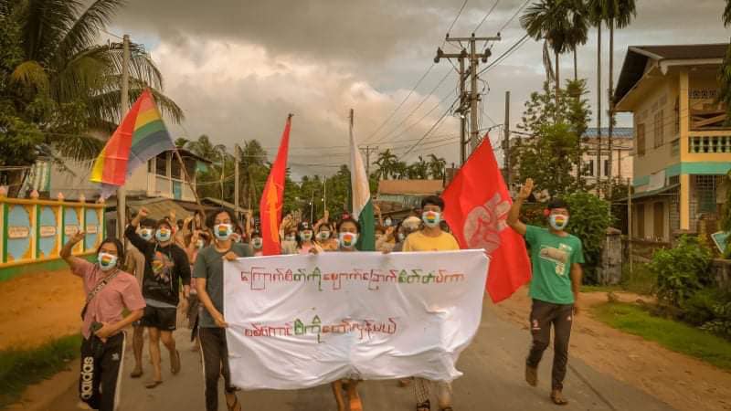 MizzimaNews's tweet photo. လောင်းလုံးမြို့နယ်တွင်လူငယ်များ ဦးဆောင် ဆန္ဒပြ
========

အာဏာသိမ်း စစ်ကောင်စီကို Dawei LGBT Community နှင့် လောင်းလုံးမြို့နယ်လုံးဆိုင်ရာ အခြေခံပညာ ကျောင်းသားများ သမဂ္ဂတို့ ပူးပေါင်းပြီး မေလ ၁၇ ရက်နေ့ ညနေပိုင်းတွင် ဆန္ဒပြခဲ့ကြောင်း ဦးဆောင်သူများထံမှ သိရ သည်။

#Mizzima
#လောင်းလုံး https://t.co/qhYNxo44pZ