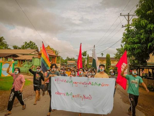 MizzimaNews's tweet photo. လောင်းလုံးမြို့နယ်တွင်လူငယ်များ ဦးဆောင် ဆန္ဒပြ
========

အာဏာသိမ်း စစ်ကောင်စီကို Dawei LGBT Community နှင့် လောင်းလုံးမြို့နယ်လုံးဆိုင်ရာ အခြေခံပညာ ကျောင်းသားများ သမဂ္ဂတို့ ပူးပေါင်းပြီး မေလ ၁၇ ရက်နေ့ ညနေပိုင်းတွင် ဆန္ဒပြခဲ့ကြောင်း ဦးဆောင်သူများထံမှ သိရ သည်။

#Mizzima
#လောင်းလုံး https://t.co/qhYNxo44pZ