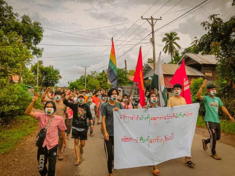 MizzimaNews's tweet photo. လောင်းလုံးမြို့နယ်တွင်လူငယ်များ ဦးဆောင် ဆန္ဒပြ
========

အာဏာသိမ်း စစ်ကောင်စီကို Dawei LGBT Community နှင့် လောင်းလုံးမြို့နယ်လုံးဆိုင်ရာ အခြေခံပညာ ကျောင်းသားများ သမဂ္ဂတို့ ပူးပေါင်းပြီး မေလ ၁၇ ရက်နေ့ ညနေပိုင်းတွင် ဆန္ဒပြခဲ့ကြောင်း ဦးဆောင်သူများထံမှ သိရ သည်။

#Mizzima
#လောင်းလုံး https://t.co/5OBhjHlYvb