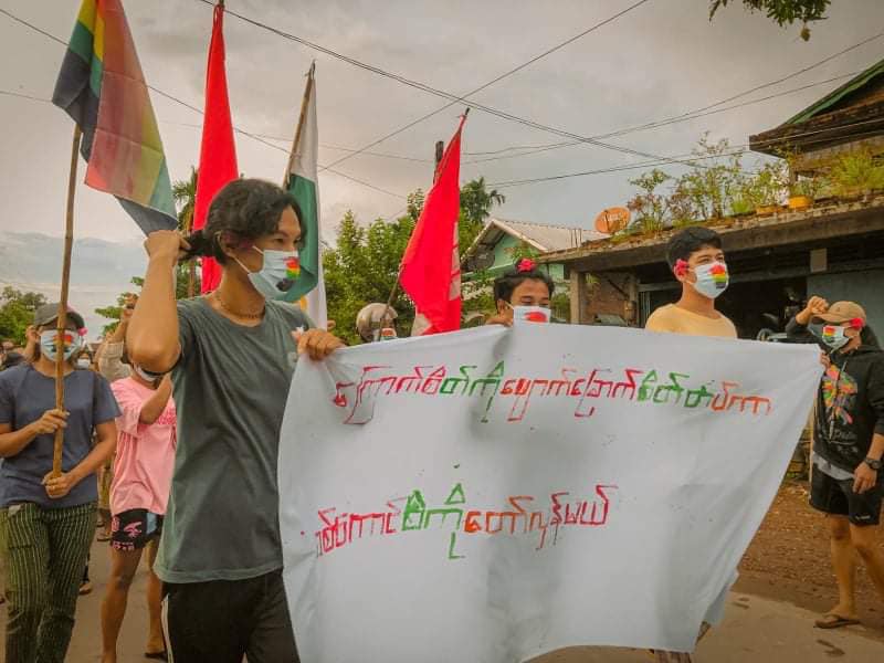 MizzimaNews's tweet photo. လောင်းလုံးမြို့နယ်တွင်လူငယ်များ ဦးဆောင် ဆန္ဒပြ
========

အာဏာသိမ်း စစ်ကောင်စီကို Dawei LGBT Community နှင့် လောင်းလုံးမြို့နယ်လုံးဆိုင်ရာ အခြေခံပညာ ကျောင်းသားများ သမဂ္ဂတို့ ပူးပေါင်းပြီး မေလ ၁၇ ရက်နေ့ ညနေပိုင်းတွင် ဆန္ဒပြခဲ့ကြောင်း ဦးဆောင်သူများထံမှ သိရ သည်။

#Mizzima
#လောင်းလုံး https://t.co/5OBhjHlYvb