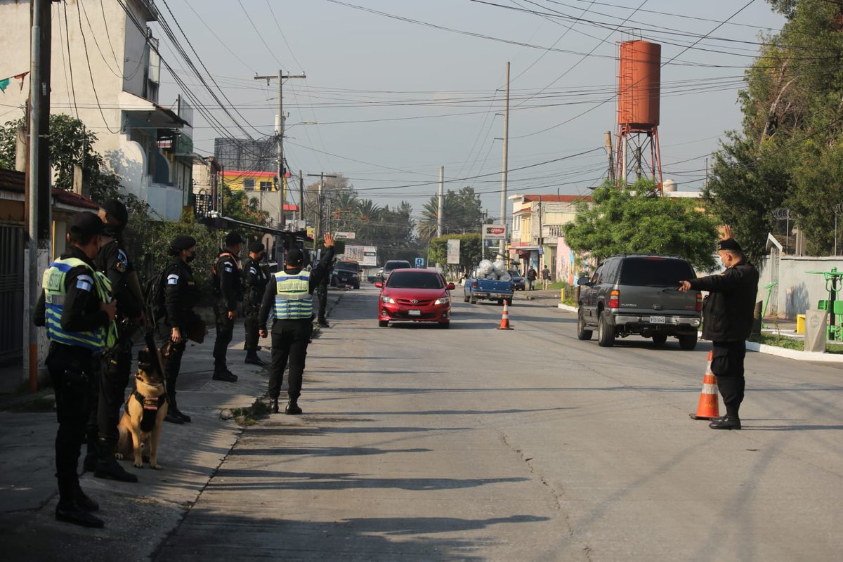 PNCdeGuatemala's tweet photo. En cumplimiento a #SeguridadYControl #SGAIA junto al agente canino YORIK participan en los operativos que se realizan en la colonia La Enriqueta, zona 5 de Villa Nueva.
#PolicíaNacionalCivil25AñosdeProtegerYServir https://t.co/7yYcYDUhJZ
