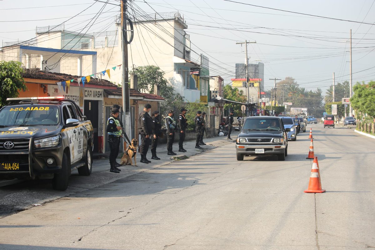 PNCdeGuatemala's tweet photo. En cumplimiento a #SeguridadYControl #SGAIA junto al agente canino YORIK participan en los operativos que se realizan en la colonia La Enriqueta, zona 5 de Villa Nueva.
#PolicíaNacionalCivil25AñosdeProtegerYServir https://t.co/7yYcYDUhJZ