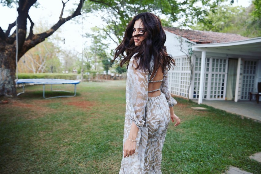 Malavikaqueen_M's tweet photo. When you’re happy & you know it..hop, skip & jump 🥰 🍃 ☀️
Mid week getaway with my friends at this serene @airbnb villa in alibaug 🤍
#MalavikaMohanan
#GoNear #AirbnbPartner https://t.co/MoFLte3uR6