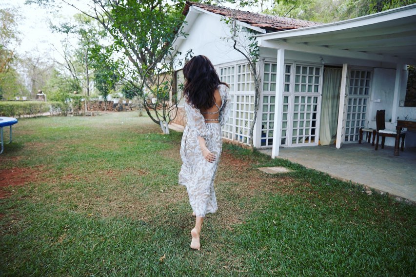 Malavikaqueen_M's tweet photo. When you’re happy & you know it..hop, skip & jump 🥰 🍃 ☀️
Mid week getaway with my friends at this serene @airbnb villa in alibaug 🤍
#MalavikaMohanan
#GoNear #AirbnbPartner https://t.co/MoFLte3uR6
