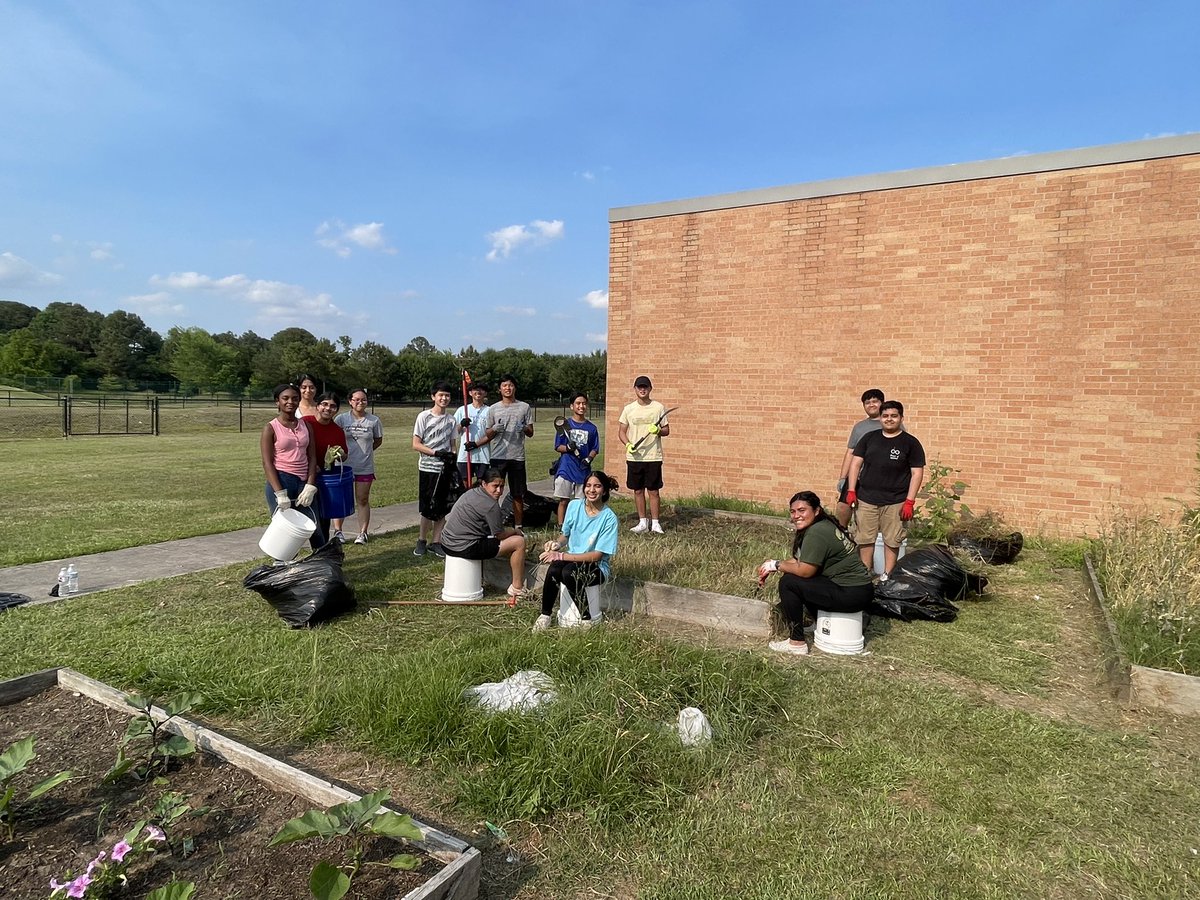 McDougleKISD's tweet photo. A big shout out to @KleinForest students that showed up to help us clear out our community 🪴 garden here @McDougleKISD! #Kleinfamily @KleinISDJasmine @KleinISD #communitygarden  Thank you also to Mrs. Grant &amp; Mrs. Adam’s for leading the project. https://t.co/Cu3vVBzmVd
