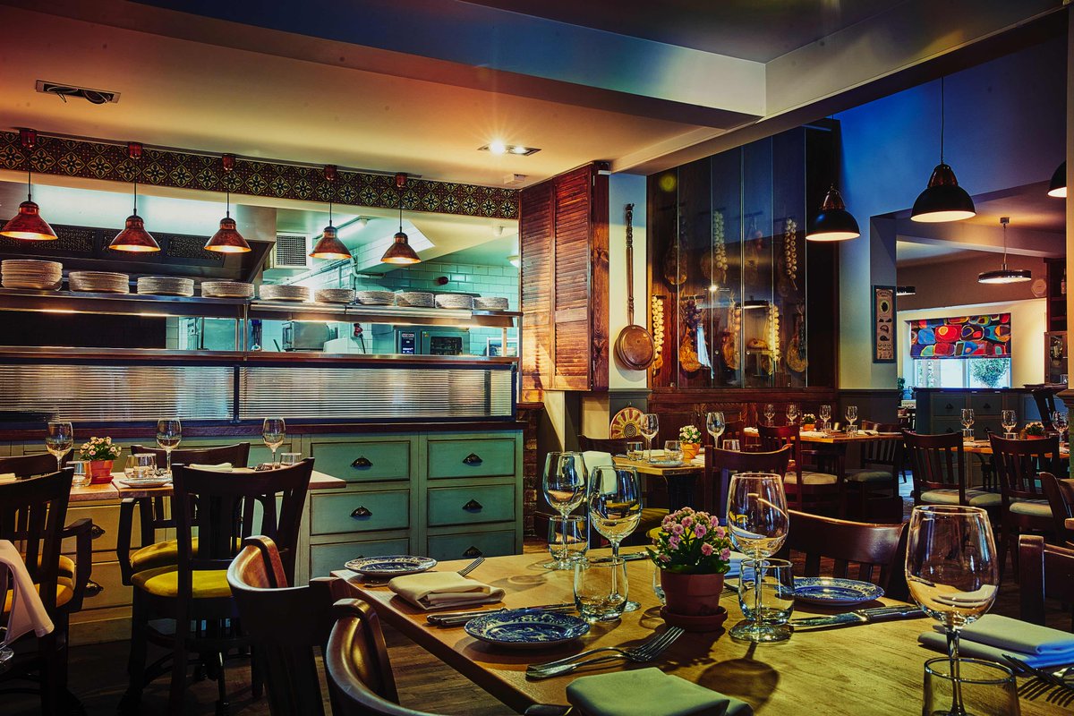 We love the staying connected with our guests 🙌

As you await your delectable dishes, your senses become heightened by the action in our open kitchens 👀 

Teasing your taste buds, ready to tango!

#fiestadelasado #birmingham #solihull