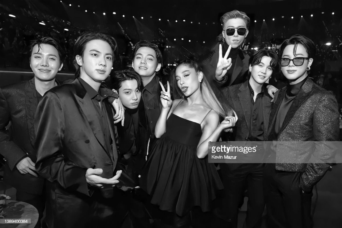 Btsxari1's tweet photo. BTS &amp; ARIANA GRAMMYS 🏆

(Edit)

#ArianaGrande #bts #jungkook #rm #namjoon #grammys #jimin #taehyung #v #army #btsarmy #jin #yoongi #suga #jhope #hoseok #armynator #kpop #aritan #enhypen #heeseung #BANGTAN https://t.co/nJVuy3ZTIG