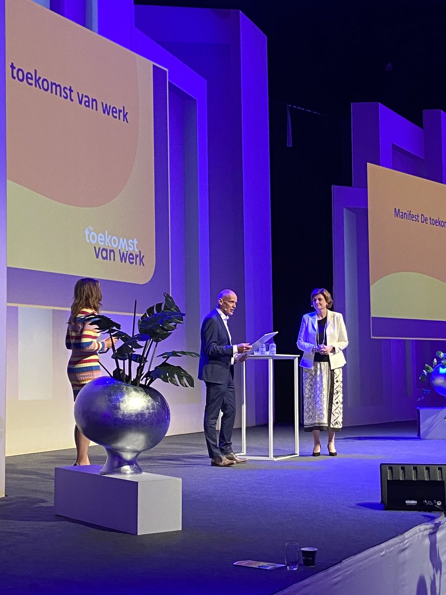 vakbond's tweet photo. De grote finale van ons congres: CNV-voorzitter @Piet_Fortuin overhandigt @karienvangennip, minister van @MinisterieSZW ons manifest over de toekomst van werk! 

Lees het manifest zelf op https://t.co/BM8s2FgFk5 https://t.co/aIhOIS0dtW