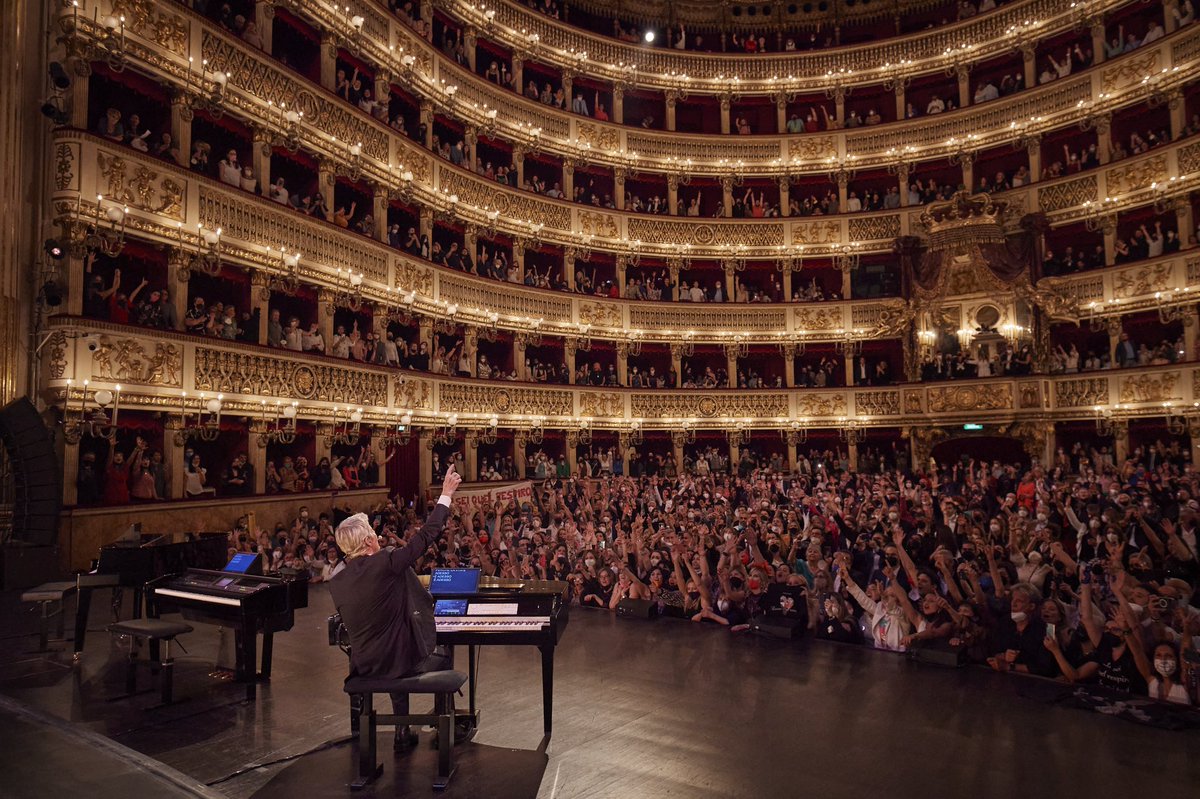 ClaudioBaglioni's tweet photo. 16 maggio 2022
#DodiciNoteSolo
#Napoli 
#TeatroSanCarlo

📸 @aledobici 
Abiti Kiton https://t.co/R6Lqox1xdX