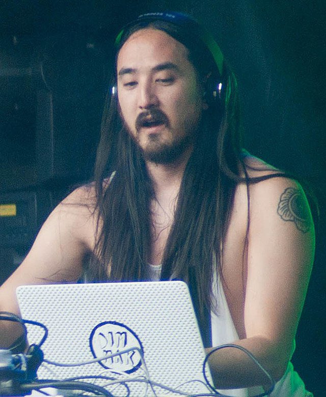 شركة Spotify  بصدد دراسة طرح صفحة خاصة للفنانين يقدرون من خلالها تسويق او ابراز المجموعات الخاصة بهم من الNFT.

حاليا الشركة تجرب هذي الفكرة مع عدد من المشاهير في الولايات المتحدة الامريكية مثل الفنان Steve Aoki.

احس صار في سباق على البرامج الي اعتدنا عليها بخصوص الNFT 🧐.