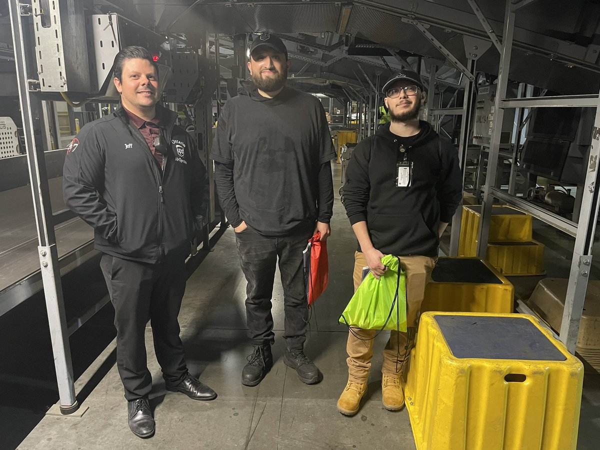 Sunrise employees being recognized for applying safe work methods.  Thank you David, Taylor, and Alex for doing your part!   <a href="/JDalgetty22/">Jeff Dalgetty</a> <a href="/jpaloupsair/">John Palo</a> <a href="/Cesar_Arambula_/">Cesar Arambula</a>