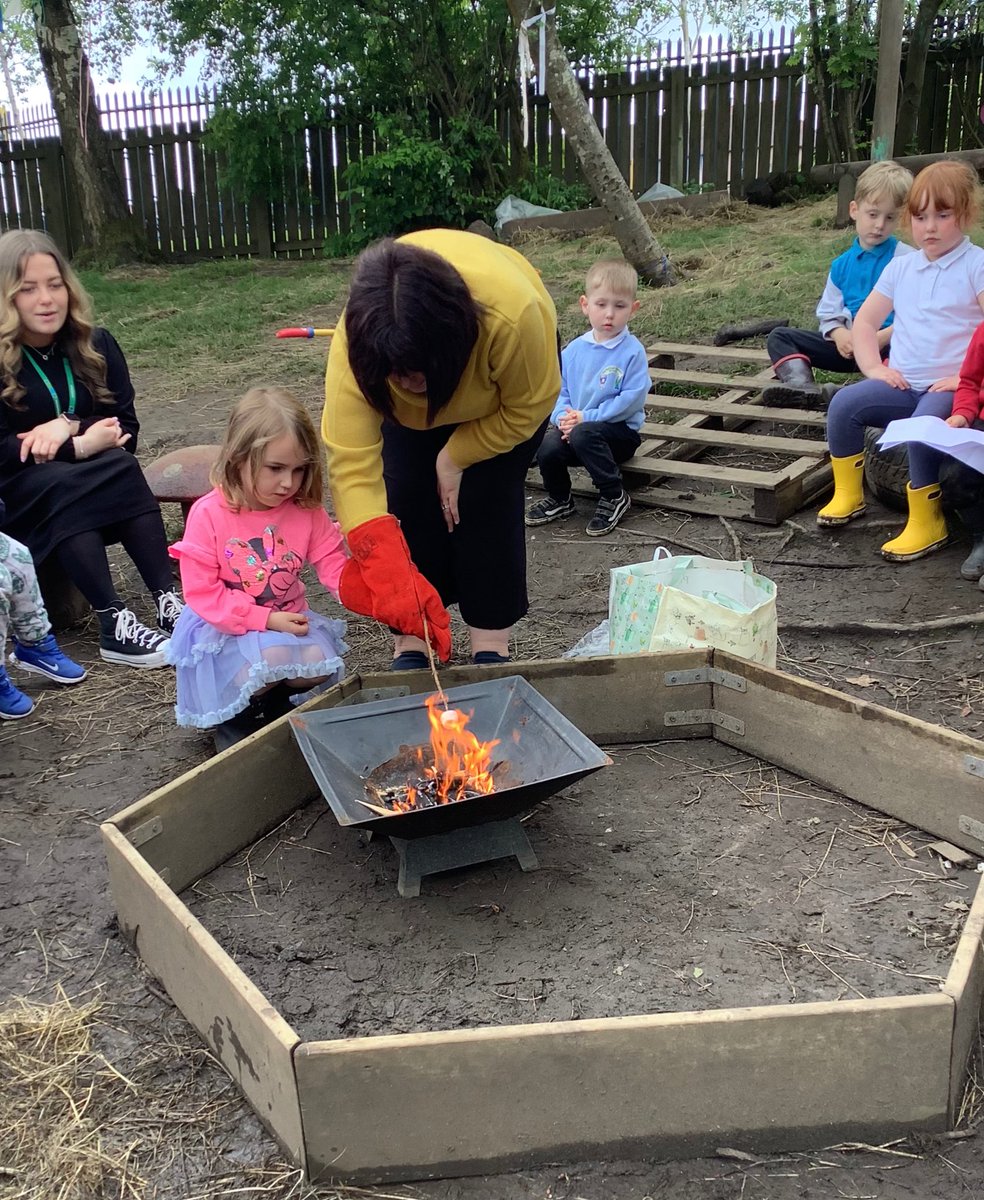 eastertounps's tweet photo. Nursery rhyme time at the fire pit π₯πΆπ©βπ©βπ§βπ¦ #outdoorlearning #safesally #forrestskills https://t.co/opA2a4klF4