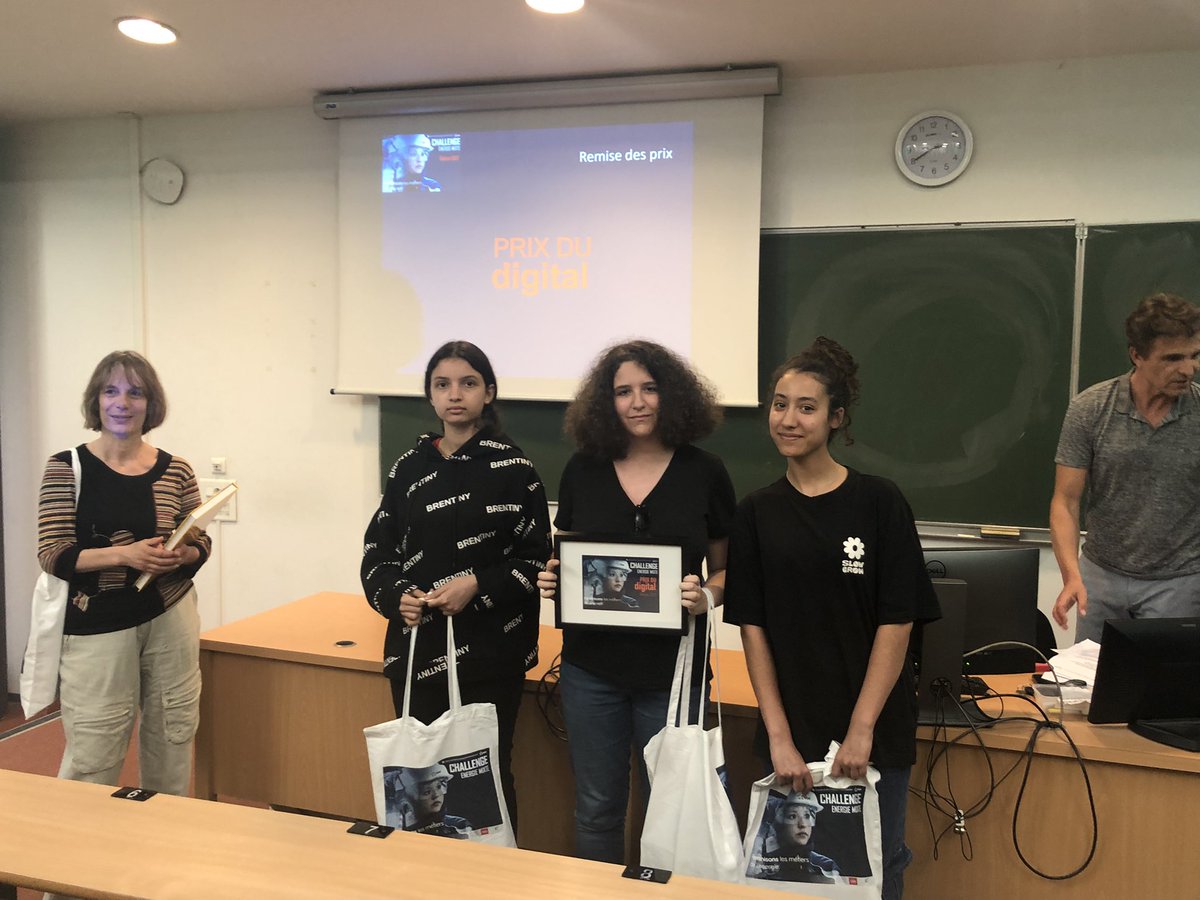 SandrineTrogno's tweet photo. Prix du Digital et du Jeu Éducatif pour les jeunes filles du collège Prevert et lycées Artaud Marseille et les Eucalytus Nice. Bravo à toutes! @dalkia https://t.co/Ve5JwtTIi9