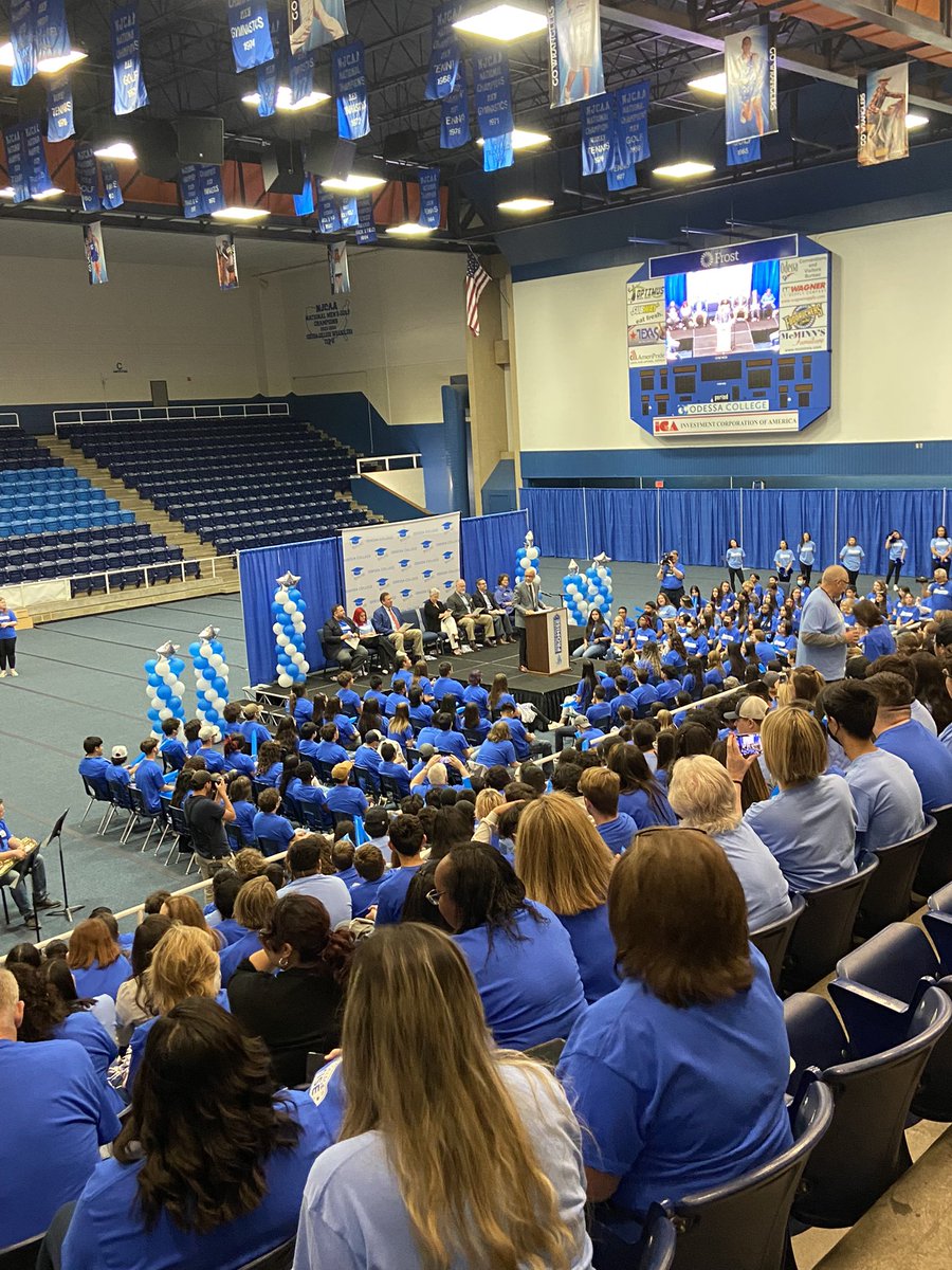 VP1TrueAnderson's tweet photo. What a beautiful day! @OdessaCollege makes a promise to the class of 2024 to go to college for free! It doesnโt matter who you are, you can afford to go to college! #TweetOC #ocpromise #completethedream https://t.co/MVpWSYjvTo