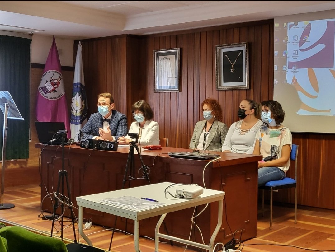 fjcastrom7's tweet photo. Hoy, durante el desarrollo de QUO VADIS? 55 AÑOS DE HISTORIA DE LA EUENSC 💯😊👏
#ALUMNIULL #EUENSC #ull #enfermeriacanaria #historiaenfermeriacanaria #ACHPE #enfermeras #Enfermería #historiaenfermagem #historiaenfermeria https://t.co/emS1F1sVpl