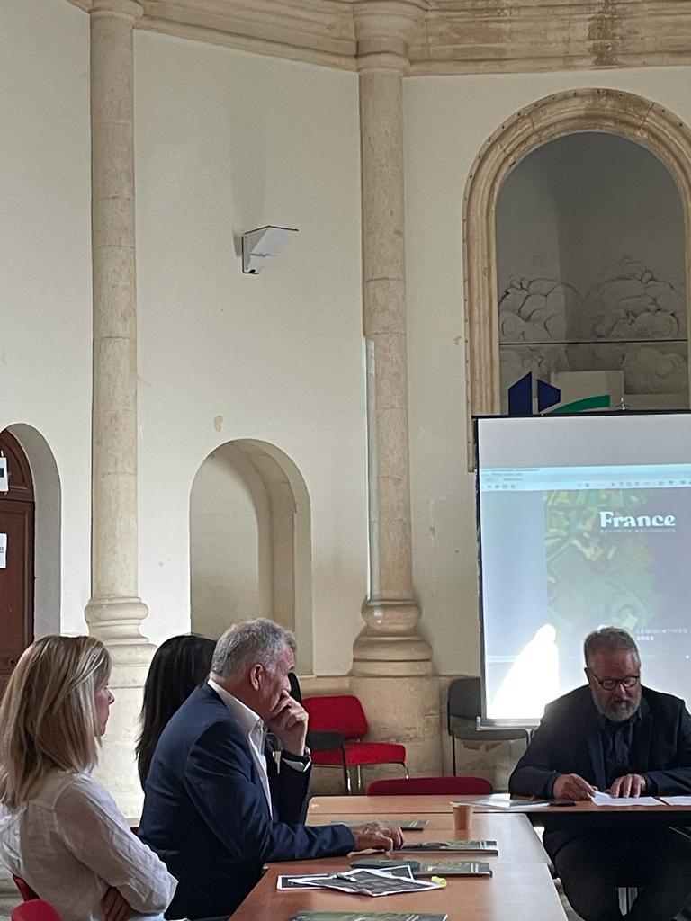 ChaverocheEric's tweet photo. Quel plaisir que de se rendre a la FFB Hérault  pour un échange enrichissant sur leurs "85 propositions pour une France de bâtisseurs".
Étant moi-même du monde économique j'ai conscience des défis d'aujourd'hui et de demain.
 #législatives  #circo3401 https://t.co/C3wi4kGTQ0
