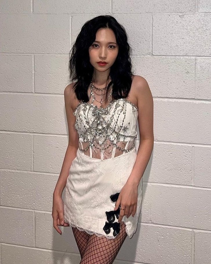 this look on mina tho 😵