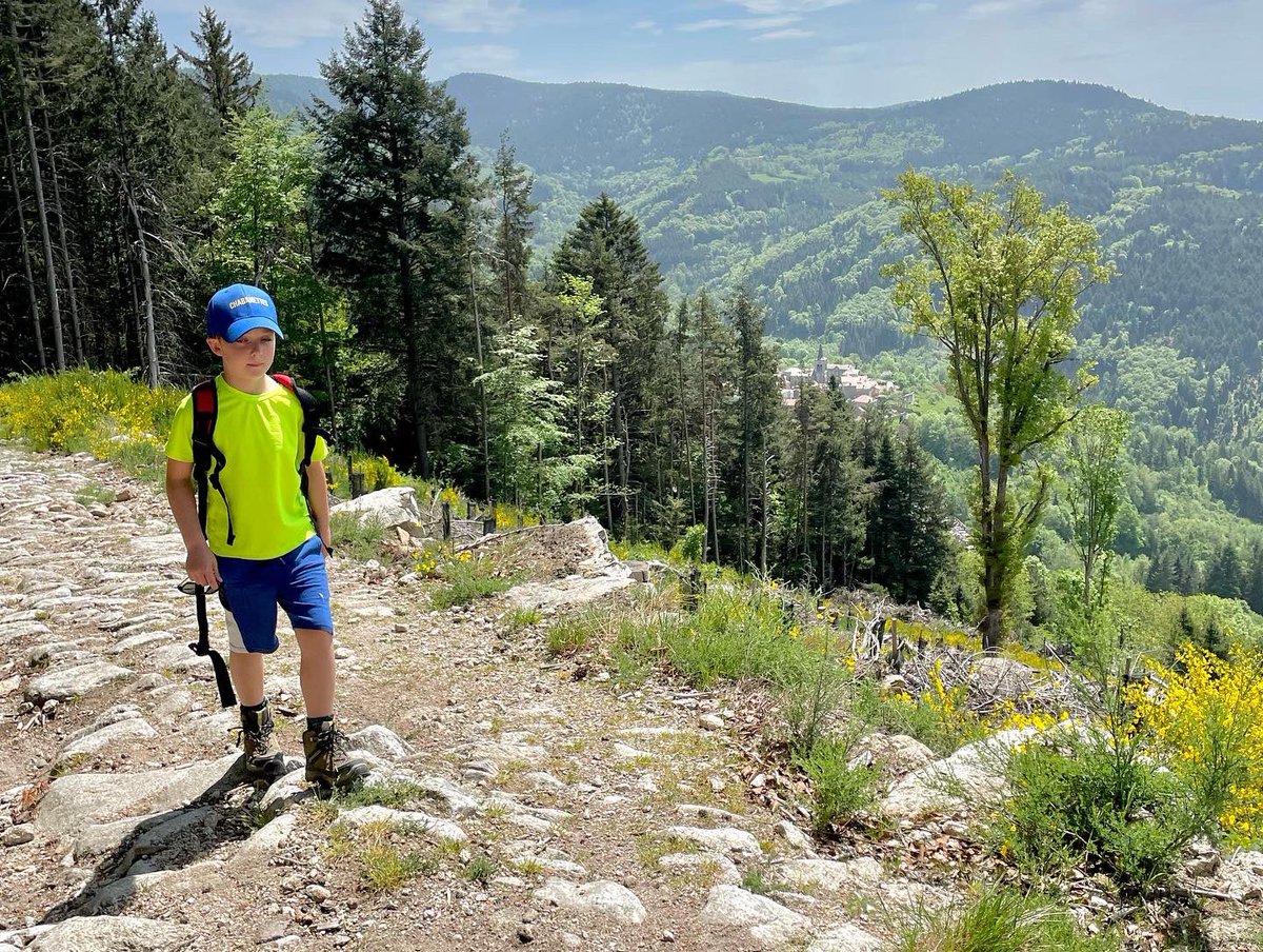 Chabanettes's tweet photo. On a fait une belle (et très transpirante) randonnée autour des vallées et des forêts qui entourent le magnifique village de Valcivières. Un paysage étonnant et un coin de l'Auvergne que vous devez vraiment voir #myauvergne #livradoisforez https://t.co/KjsteTNbZ0