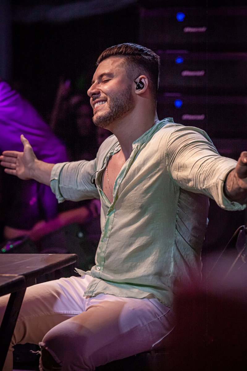 fcmurilohufff's tweet photo. Que nunca nos falte coragem, força e fé para recomeçar! 🎙🤍
#murilohuff
#centraldohuff #paidoleo #huff #rj #murilo #sertanejo https://t.co/x9uBOzYTp9