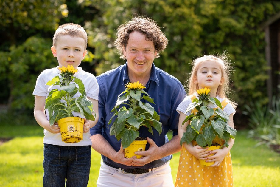The wonderful <a href="/Diarmuidgavin/">Diarmuid Gavin</a> <a href="/DiarmuidDesigns/">Diarmuid Gavin</a> launched  Sunflower Days recently &amp; encourages communities to get involved by supporting collectors on Friday 10th &amp; Saturday 11th June 2022.