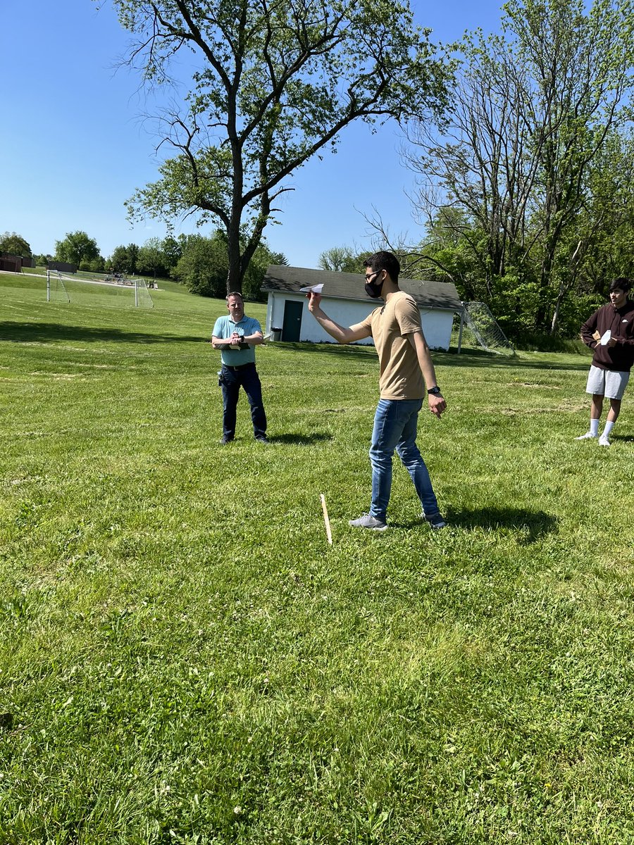 RebelsSHHS's tweet image. Mr. Long's AP Calc class made paper airplanes &amp;amp; are outside testing them for #averagespeed, #distance, #tricks, etc. It's so nice implementing learned and playing with the content #APExamsAreOVER 💚➕➖✖️➗