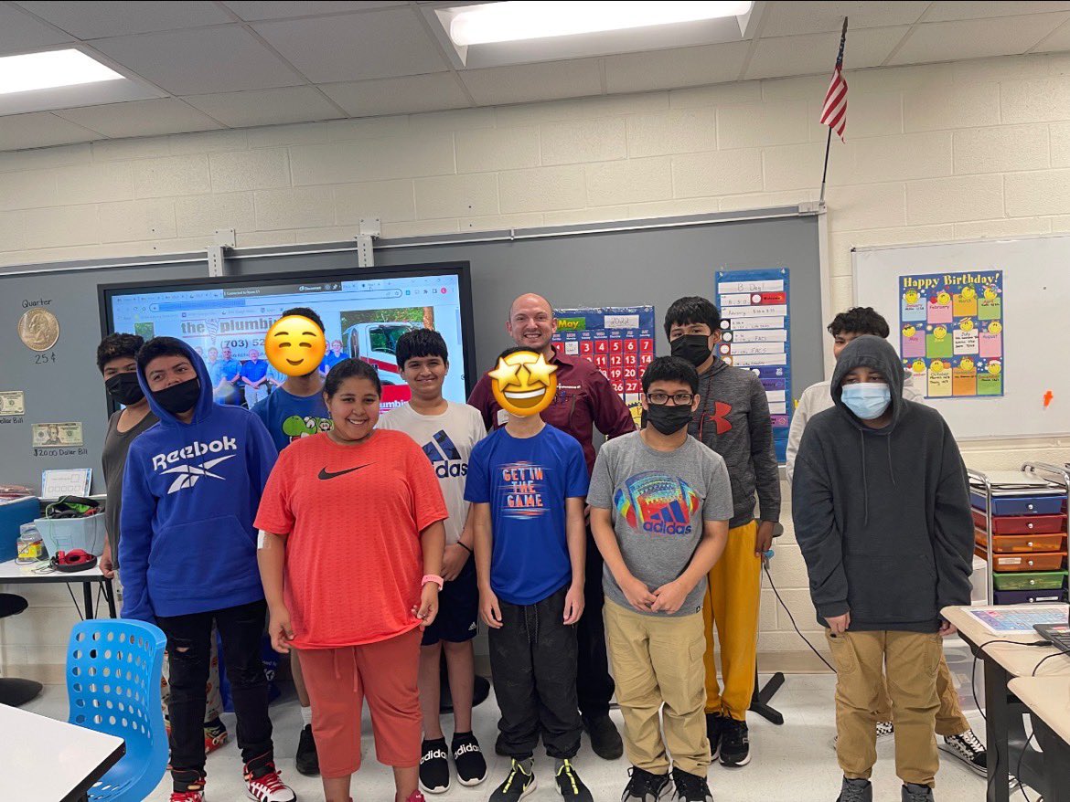 ahluwalia_seema's tweet photo. Exciting first session of our Career Day. Thanks to Mr Barden for answering all the exciting questions of our kiddos @SterlingMiddle1 @MsGriffin18 
#Fun https://t.co/k7whAyqsFh