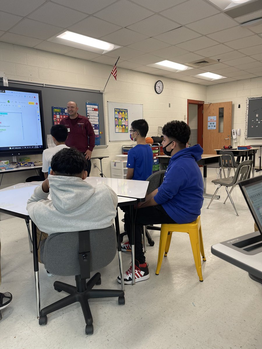 ahluwalia_seema's tweet photo. Exciting first session of our Career Day. Thanks to Mr Barden for answering all the exciting questions of our kiddos @SterlingMiddle1 @MsGriffin18 
#Fun https://t.co/k7whAyqsFh